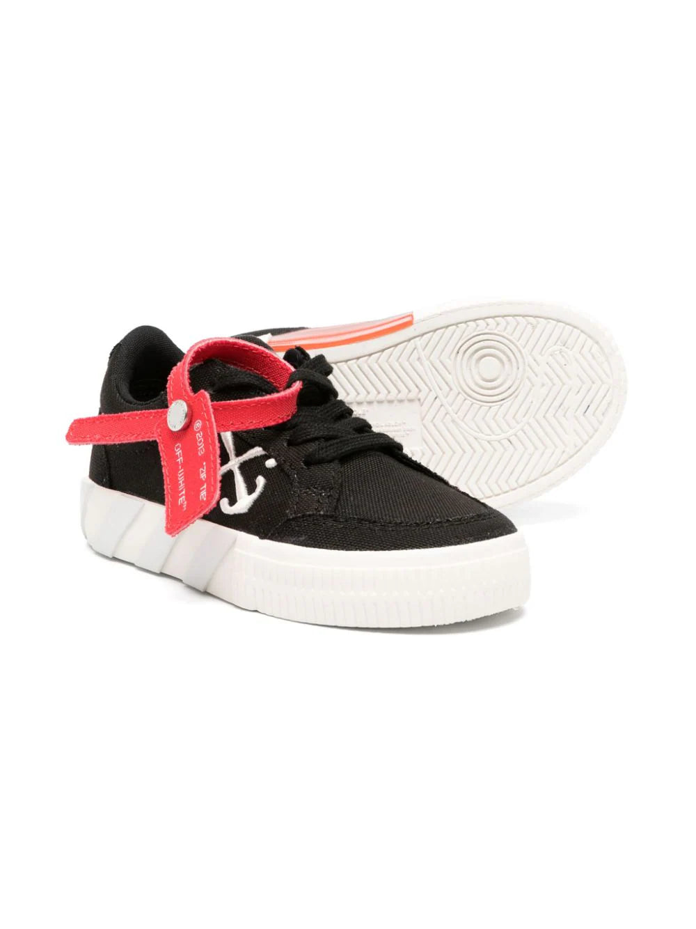 Arrows-embroidered lace-up sneakers